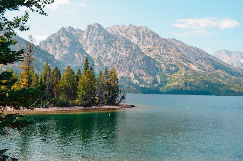 Grand Teton National Park in Wyoming can be visited on a day tour from Jackson.