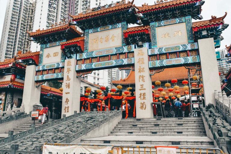 The colorful Wong Tai Sin Temple is one of the must stops during your 5 days in Hong Kong 