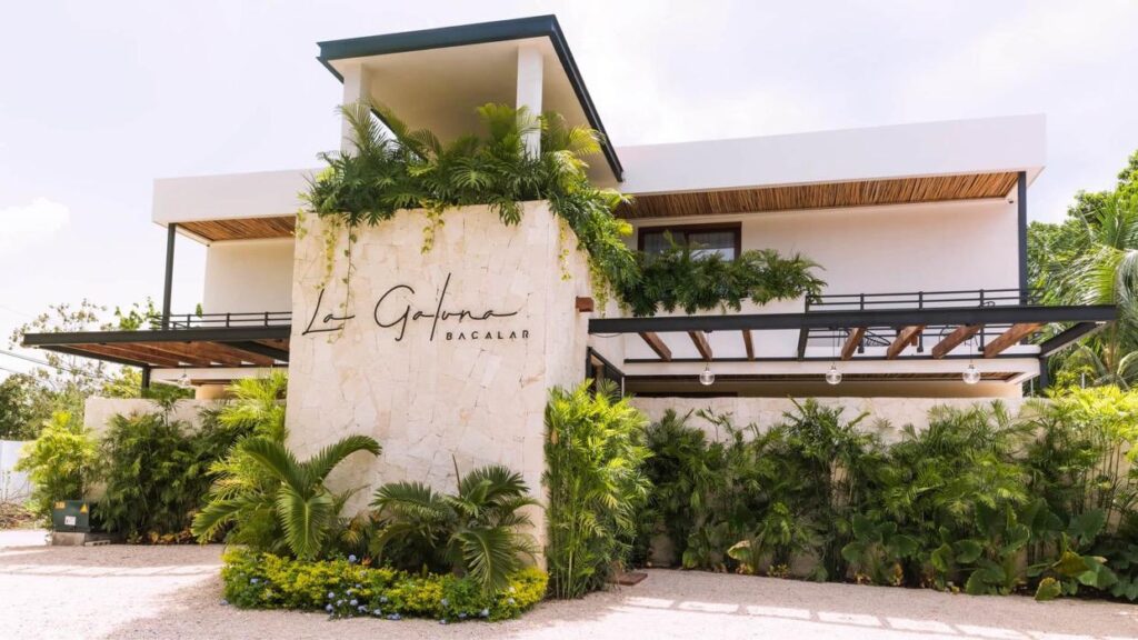 La Galuna is one of the most beautiful hotels in Bacalar with a neat minimalistic design, large pool and free Wi-Fi.