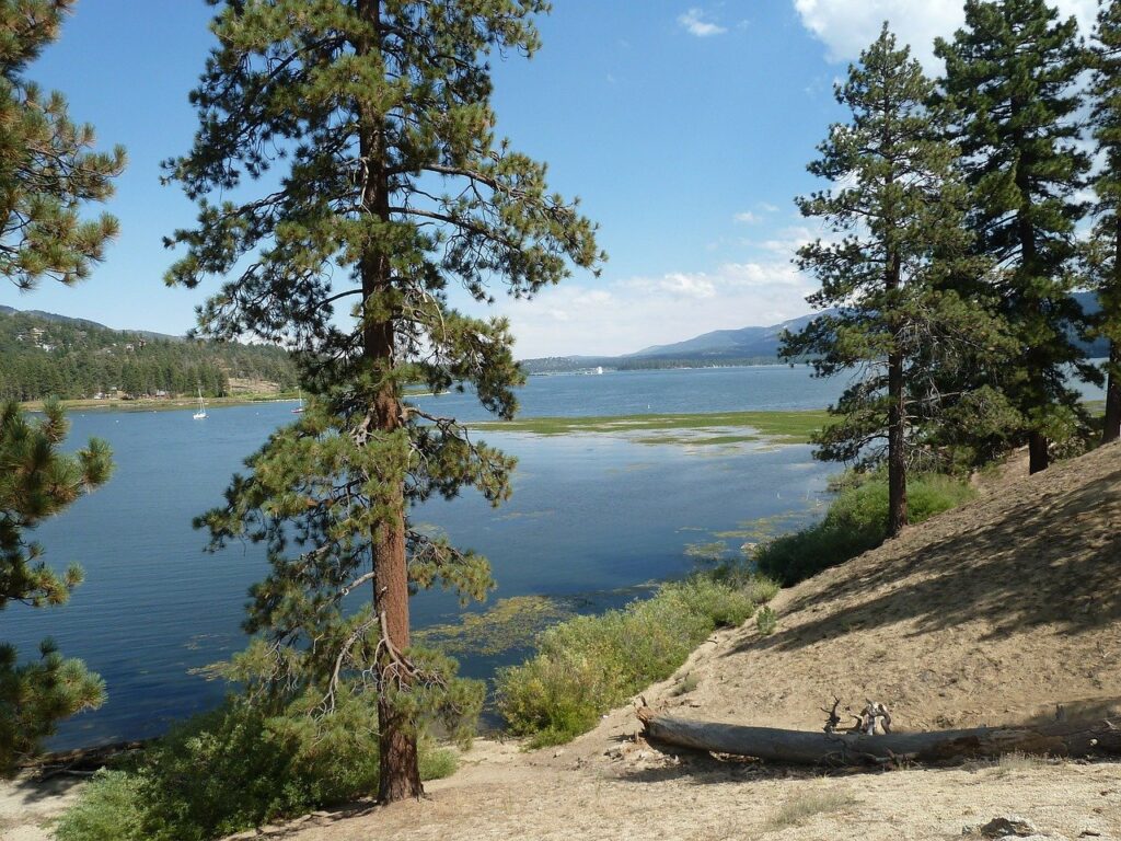 Big Bear Lake is one of the most popular weekend trips from Los Angeles that boasts some of the best skiing in Southern California. 