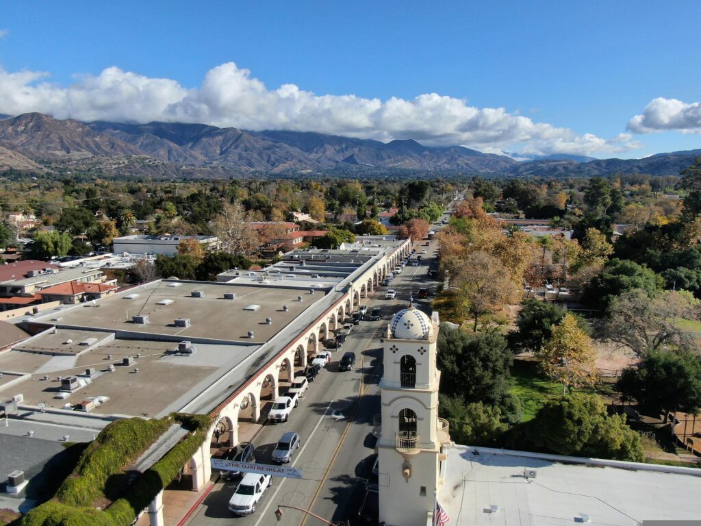 Ojai is a hidden gem of Central California that makes for a perfect weekend trip from Los Angeles if you want to enjoy the unspoiled views of the mountain, visit local farms and try organic food. 