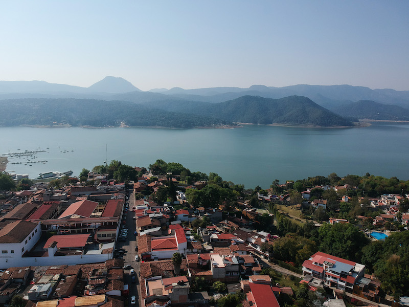 Valle De Bravo is one of the most beautiful puebos magicos in Mexico located along the shores of Lake Avandaro where you can enjoy water activities and paragliding.