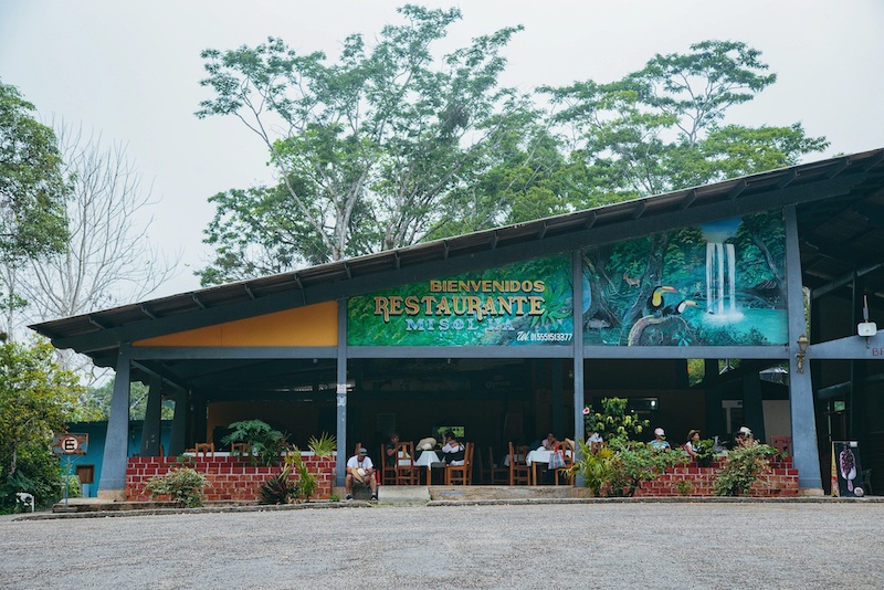 Although you can't bring food or drinks to Misol-Ha Waterfall, you can have a meal at the resturant located just outside the entrace to the waterfall.