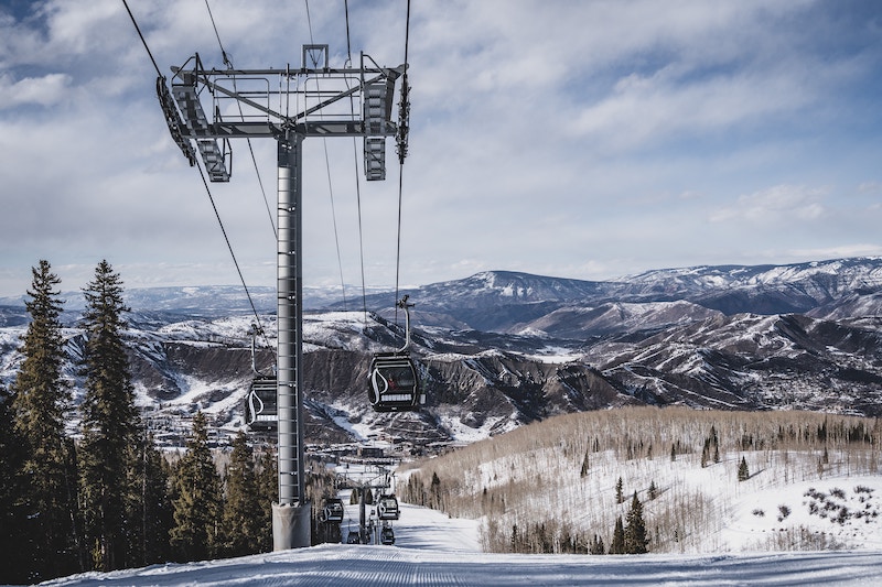 Best things to do in Aspen in December is skiing and snowboarding
